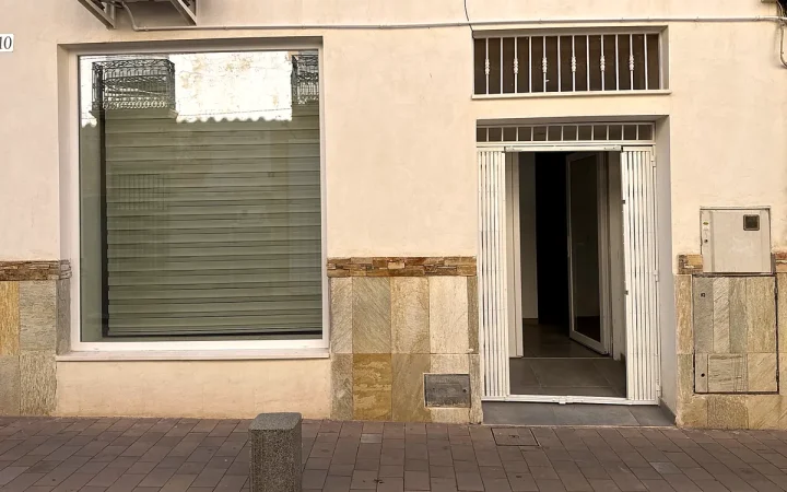 Fachada y entrada de la academia en Pinoso