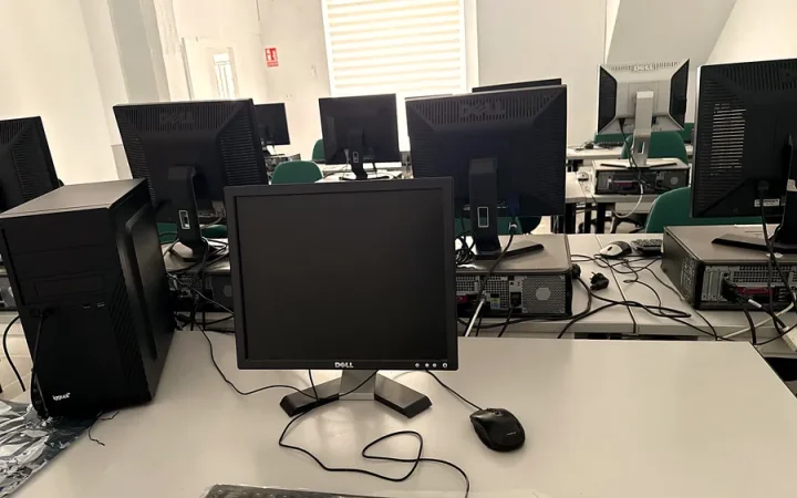 Puesto de trabajo con ordenador para adultos