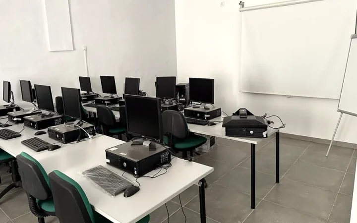Aula con ordenadores para niños y jóvenes